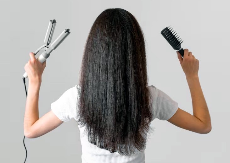 देखभाल: फ्लैट आयरन बनाम स्ट्रेटनिंग ब्रश: कौन-सा हेयर स्ट्रेटनर आपके लिए है बेहतर?