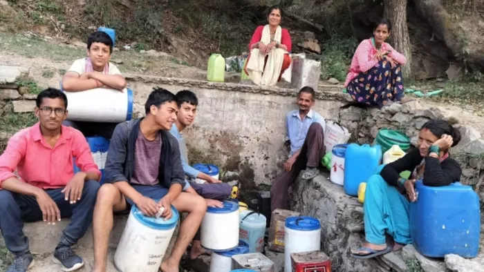 संकट : गढ़वाल के कई गांवों में पेयजल की आपूर्ति ठप हो जाने से लोग परेशान