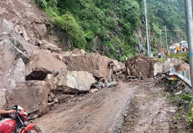 खतरा: बारिश के कारण जिले के दो स्टेट हाईवे पर भूस्खलन, आम जनता परेशान