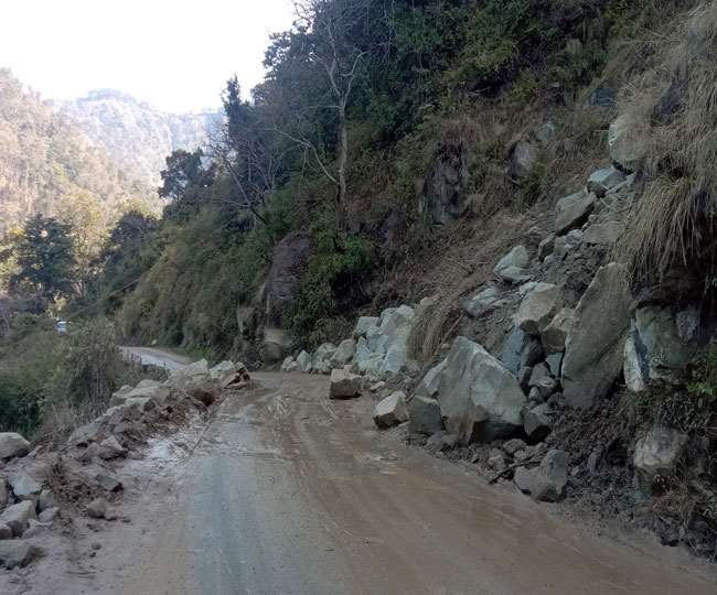एहतियात: अतिवृष्टि को देखते हुए पौड़ी हाइवे पर रात को यातायात पर रोक