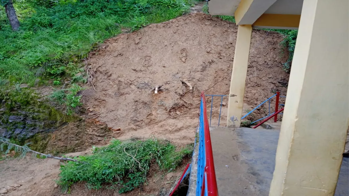 आशंका: भूस्खलन की जद में आई स्कूल की इमारत,बच्चों व शिक्षकों की जान को खतरा