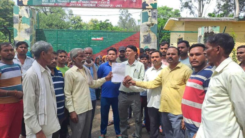 आक्रोश: बंदरों के आतंक से परेशान ग्रामीण, रेस्क्यू सेंटर पर किया प्रदर्शन  