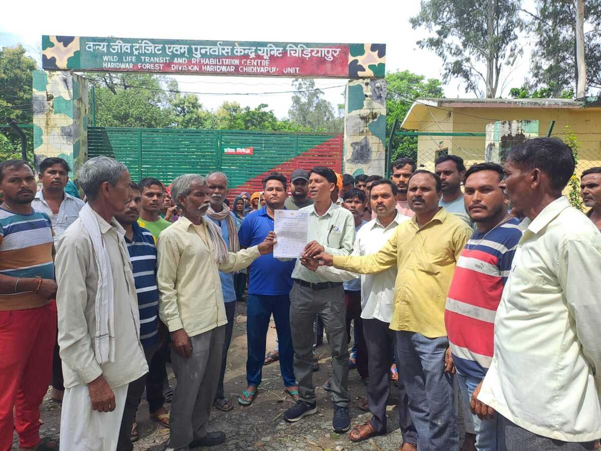आक्रोश: बंदरों के आतंक से परेशान ग्रामीण, रेस्क्यू सेंटर पर किया प्रदर्शन  