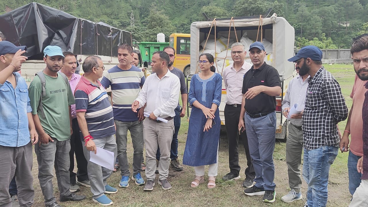 सहयोग: प्रशासन ने धराली में पहुंचाई राहत सामग्री, घर-घर जाकर हो रहा है खाद्यान्न वितरण