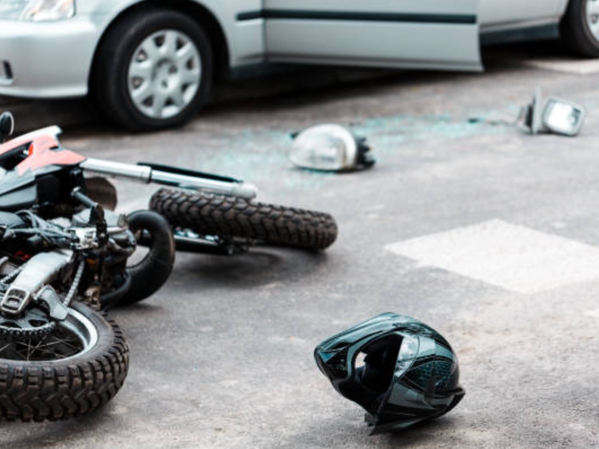 दुखद: सड़क किनारे खड़े बाइक सवारों को कार ने मारी टक्कर, चाचा-भतीजी की मौत, चाची गंभीर रूप से घायल