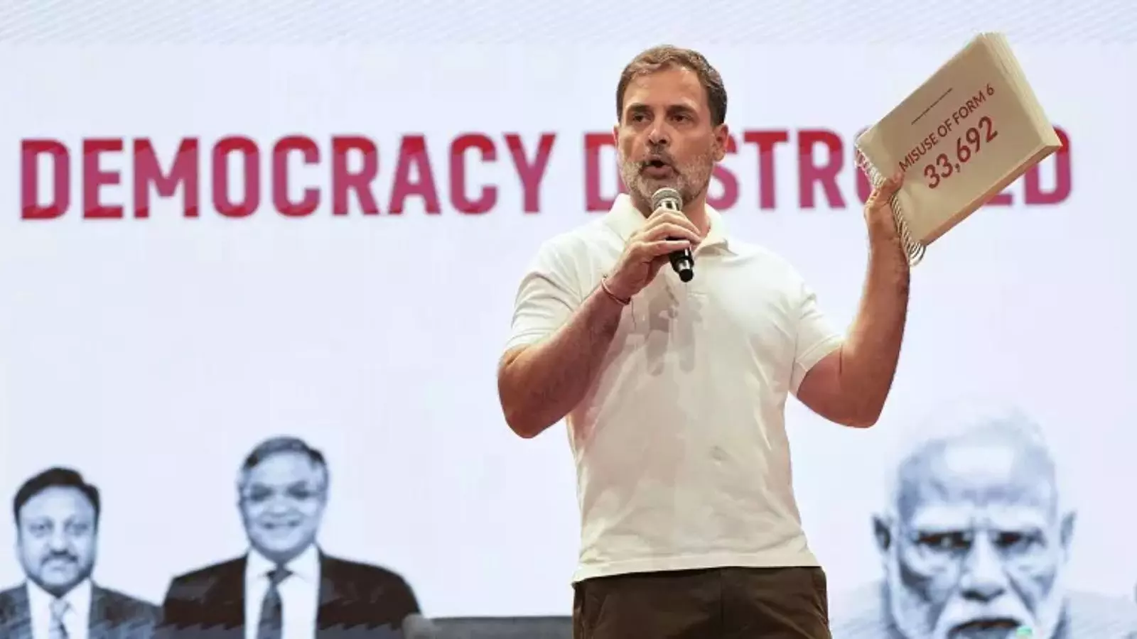 मुद्दा :’वोटचोरी विवाद’ में पक्षपात की राजनीति करता न दिखे चुनाव आयोग