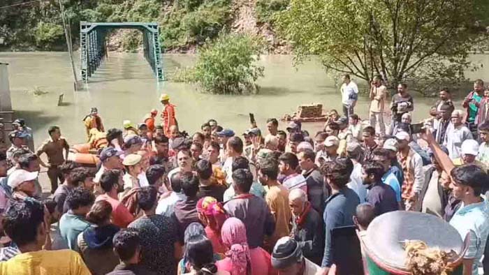संकट: स्‍यानचट्टी में पानी का लेवल कम हो रहा, स्थानीय निवासियों ने झील में उतर कर लगाए नारे