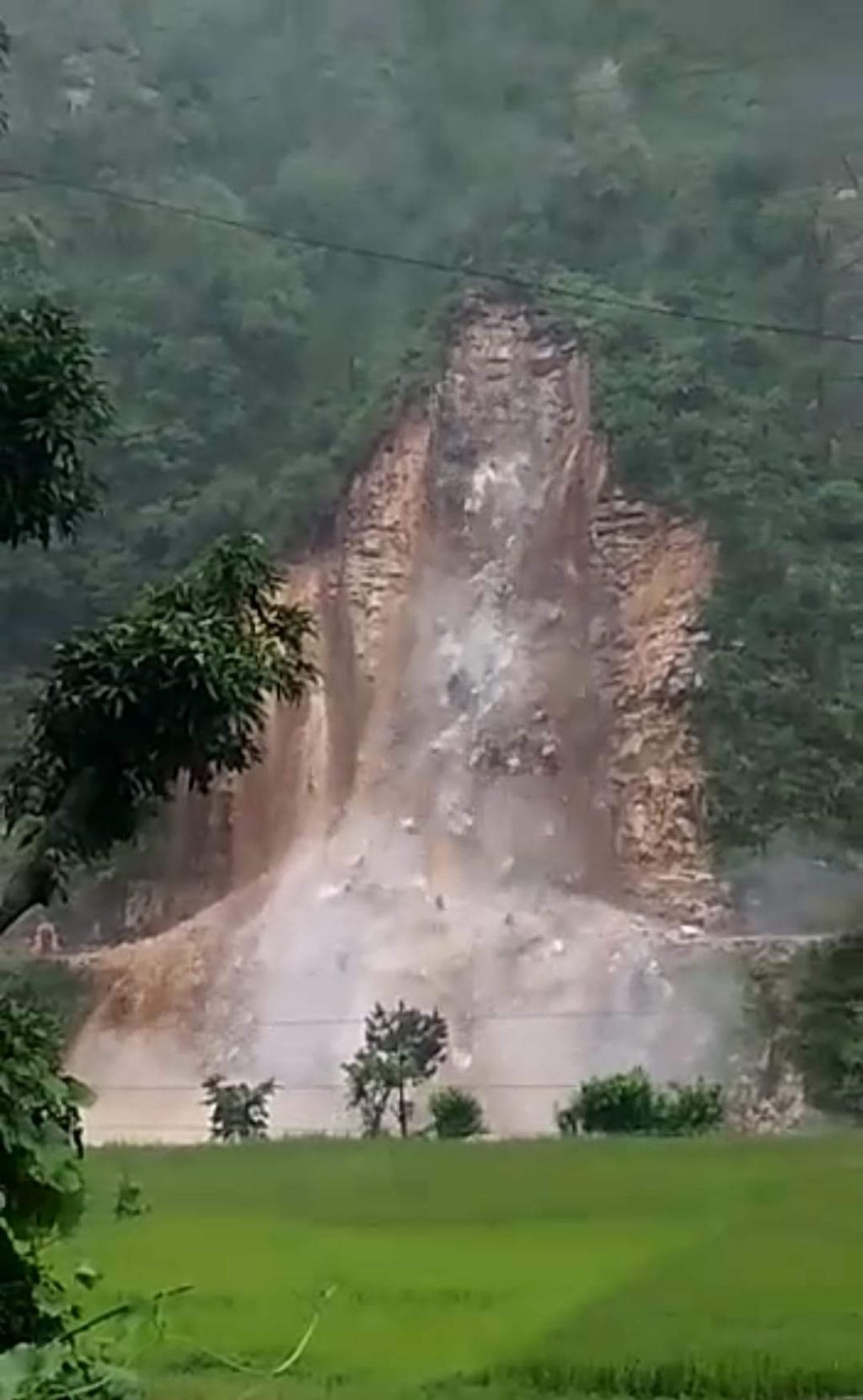 दुश्वारियां: भारी बारिश से  कई जगहों पर भू-धंसाव और भूस्खलन, सुरक्षा के प्रयास जारी