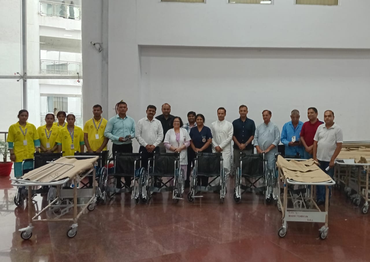 एम्स: मरीजों की सुविधा के लिए नंदिनी फाउंडेशन ने 20 ह्वील चेयर एवं स्ट्रेचर किए भेंट