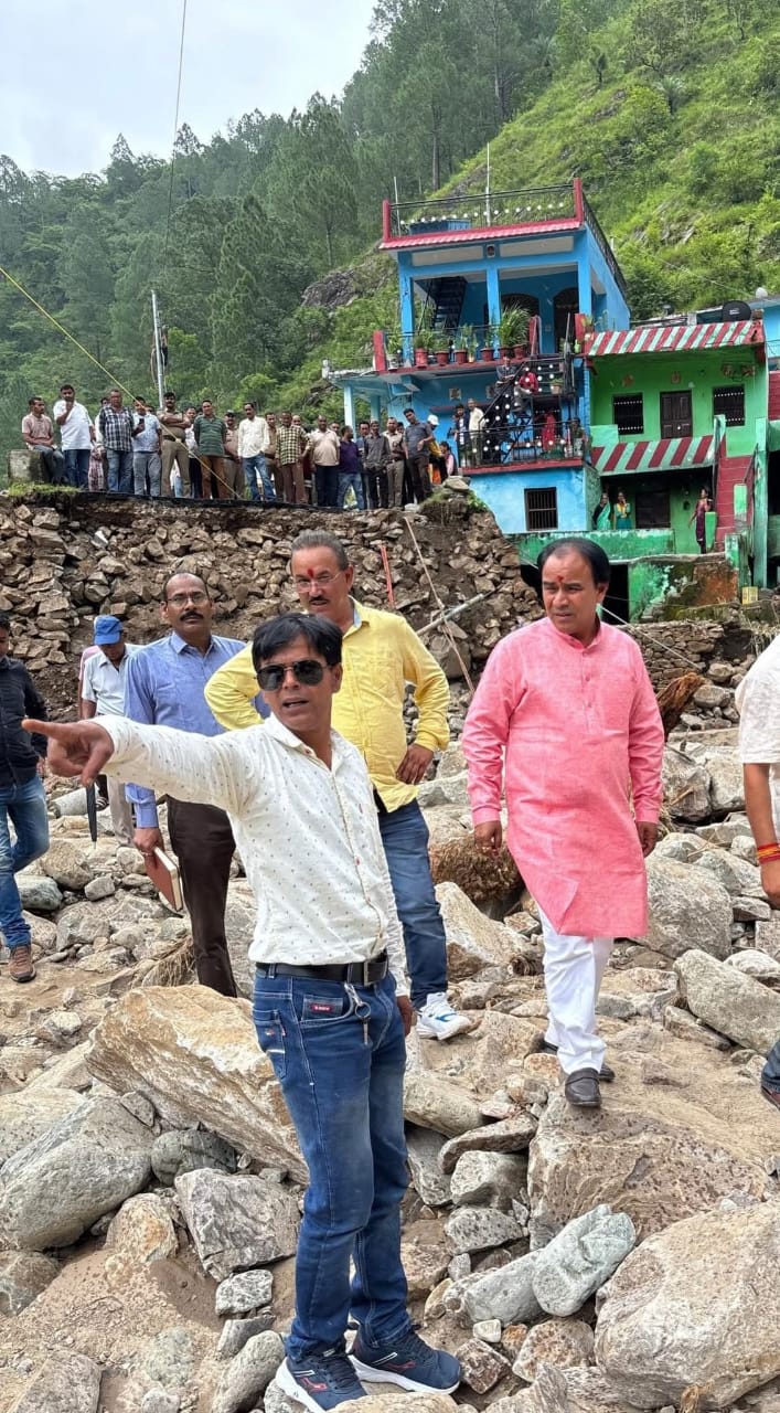 हमदर्दी: थलीसैण के आपदाग्रस्त क्षेत्र चौथान पहुंचे कैबिनेट मंत्री डॉ. धन सिंह रावत