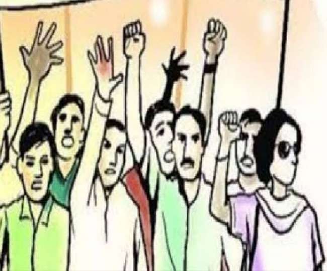 आक्रोश: वेतन न मिलने से नाराज सफाई कंपनी कर्मचारियों ने एनएच पर फेंका कूड़ा