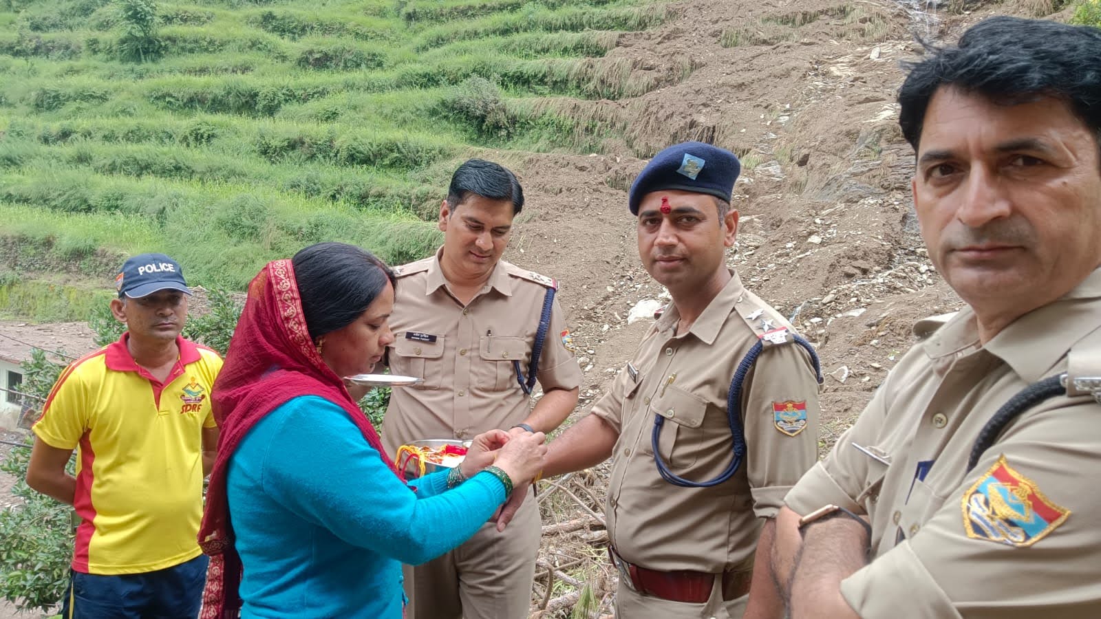 रक्षक भाई: आपदा से जूझ रही बहनों ने पुलिस व SDRF जवानों को बांधी राखियां