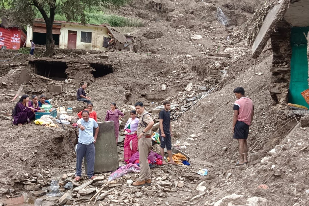 सेवा: आपदा ग्रस्त क्षेत्रों में हर मोर्चे पर तैयार खड़ी है पौड़ी पुलिस व SDRF की टीमें