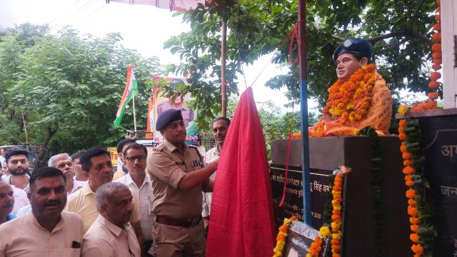 जयहिंद: एसएसपी प्रमेंद्र सिंह डोबाल ने शहीद पुलिस जवान सुनित नेगी की प्रतिमा पर पुष्प अर्पित कर दी श्रद्धांजलि