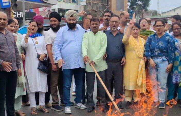 आक्रोश: नैनीताल में नेता प्रतिपक्ष यशपाल आर्य पर हुए हमले के विरोध में कांग्रेस का प्रदर्शन