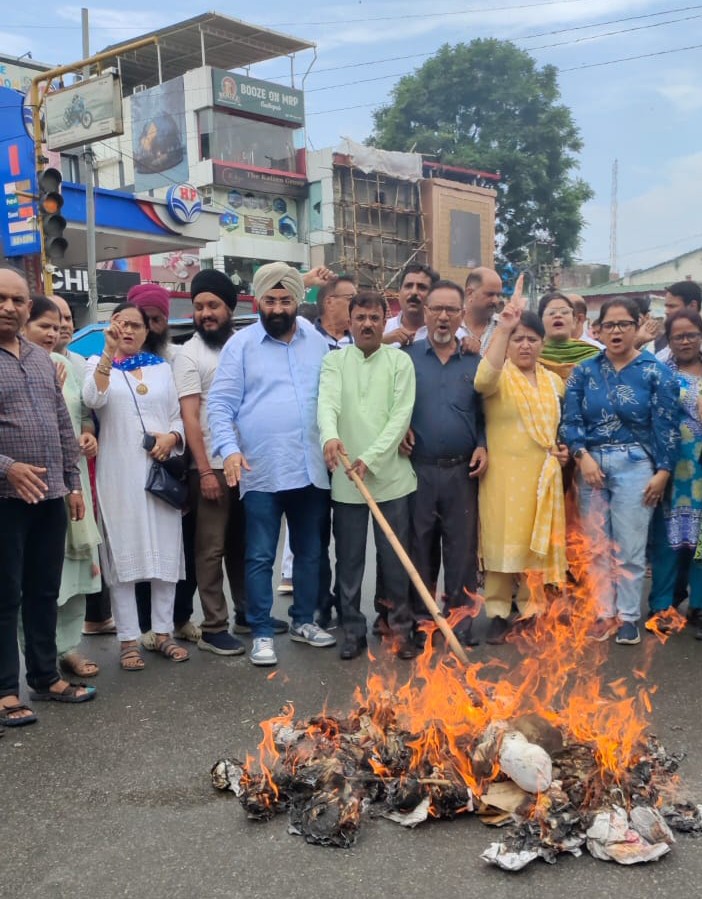आक्रोश: नैनीताल में नेता प्रतिपक्ष यशपाल आर्य पर हुए हमले के विरोध में कांग्रेस का प्रदर्शन