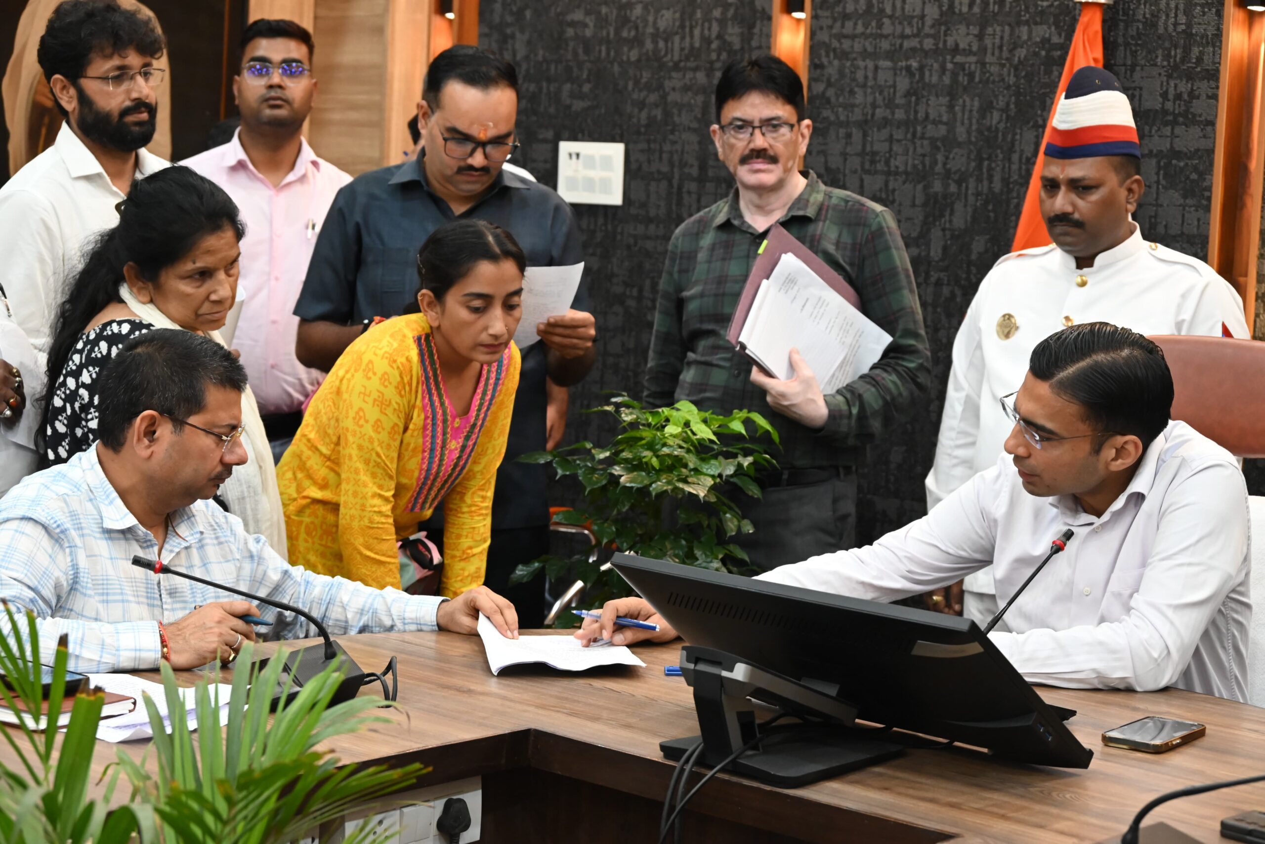 सुनवाई: जनता दर्शन कार्यक्रम में डीएम सविन बंसल ने फरियादियों के लिए बढ़ाए मदद के हाथ