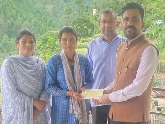 राहत: सीएम की घोषणा के अनुरूप प्रभावित क्षेत्रों में वितरित किये राहत राशि के चेक
