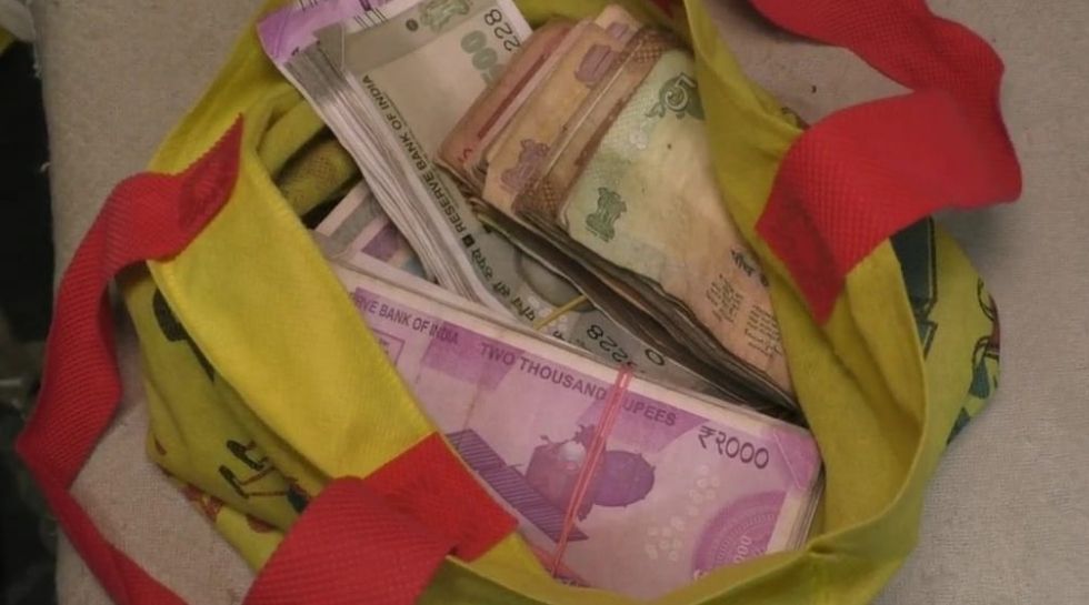 संयोग: कबाड़ी पर मेहरबान हुई किस्मत,टिकट खरीदे बिना ही निकल गई लाखों की लाटरी