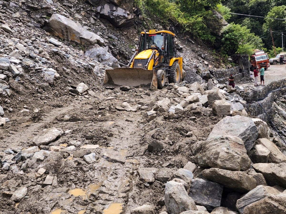 दिक्कत: भारी बारिश के चलते हो रहा भूस्खलन, छतियारा-खवाड़ा मोटर मार्ग बंद होने का खतरा