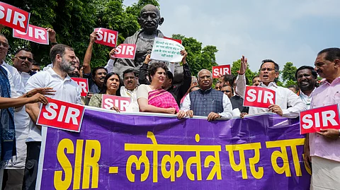 मुद्दा: खास वोटरों का मताधिकार छीनने का जरिया तो नहीं बनाया जा रहा चुनाव आयोग