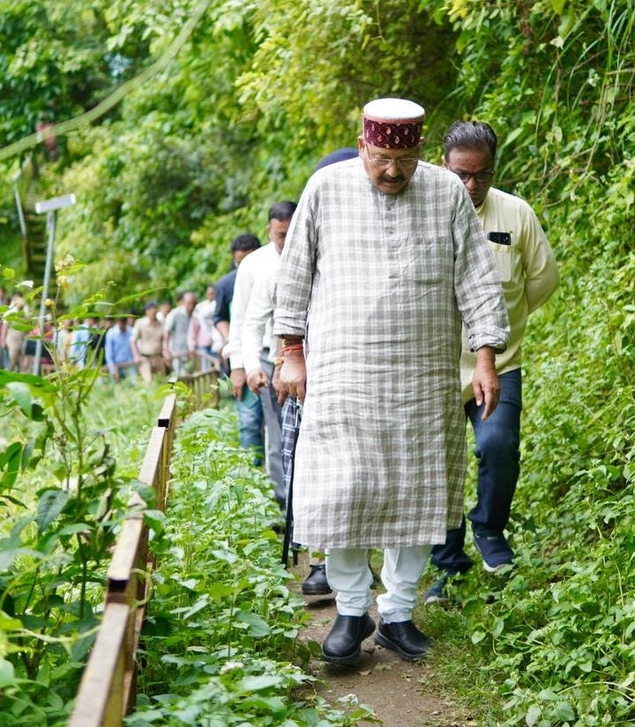 जायज़ा: मंत्री सतपाल महाराज ने किया प्रभावित क्षेत्रों का दौरा,बंद सड़कों को खोलने के दिए निर्देश