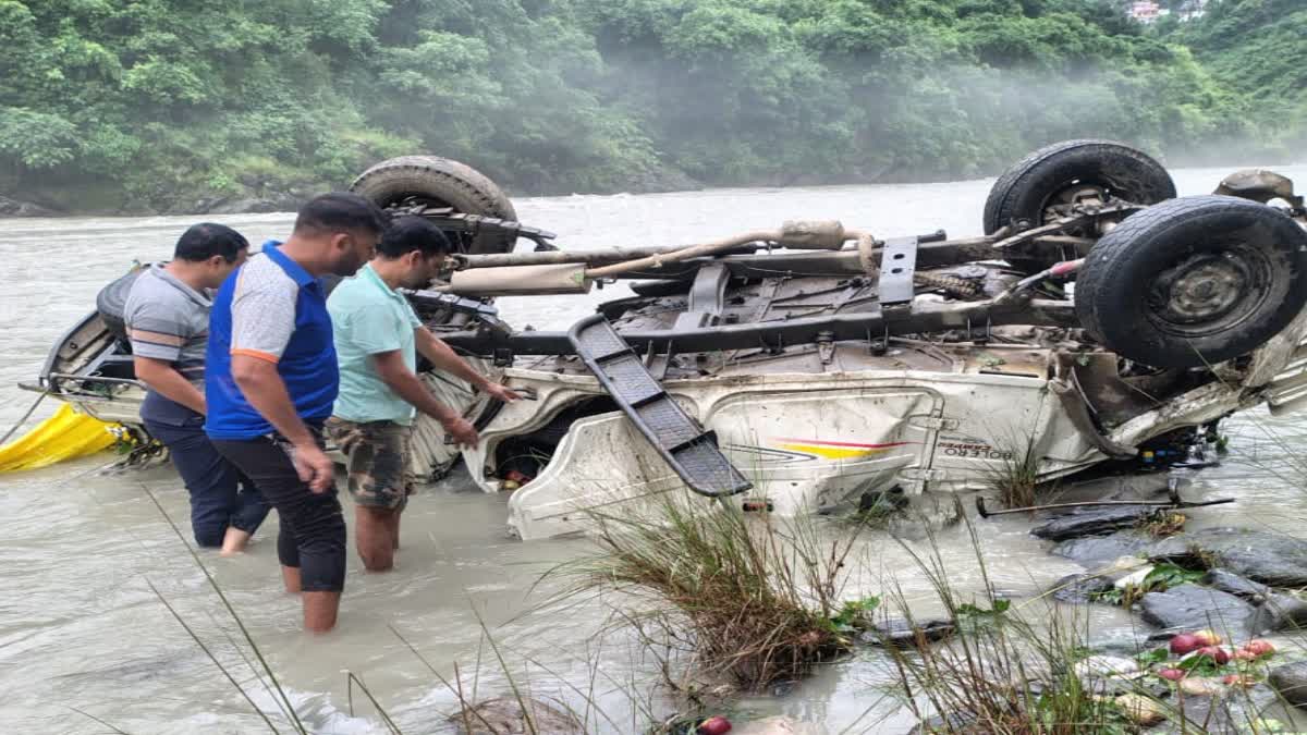 हादसा: यमुना नदी में  जा गिरा सेब से लदा पिकअप वाहन, चार लोग घायल, दो की हालत गंभीर