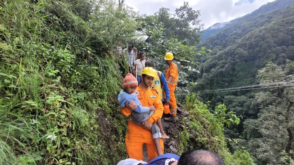 तीसरे दिन भी बंद रही केदारनाथ यात्रा, यात्री कर रहे हाइवे खुलने का इंतजार