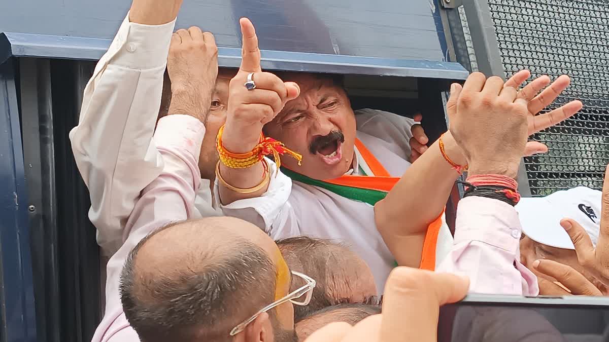आक्रोश:कानून व्यवस्था, पंचायत चुनाव में गड़बड़ी व आपदा प्रबंधन को लेकर कांग्रेस का राजभवन कूच