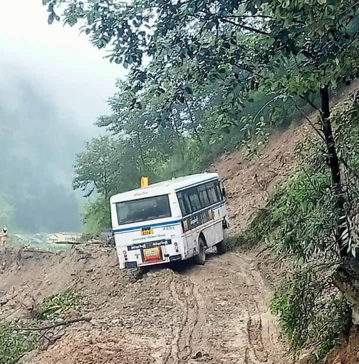 गनीमत: बड़ा हादसा टला, भूस्खलन जोन में बस फिसली, दहशत में आए यात्री