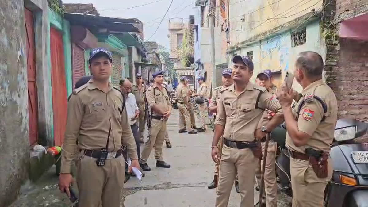 निगहबानी: भारी पुलिस बल के साथ चलाया गया सत्यापन अभियान, 300 जवान तैनात