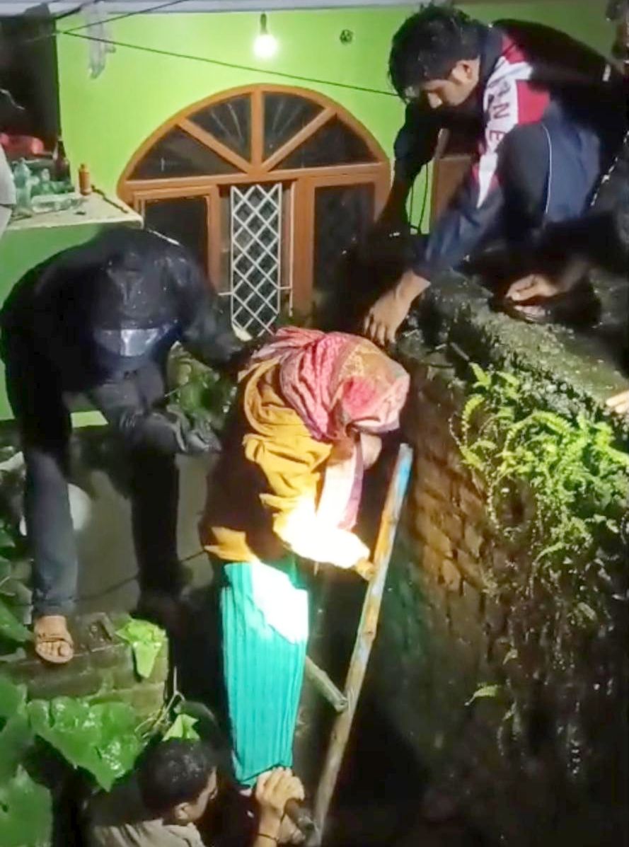 भारी बारिश: घर मे फंसे 5 व्यक्तियों को सुरक्षित बाहर निकाला