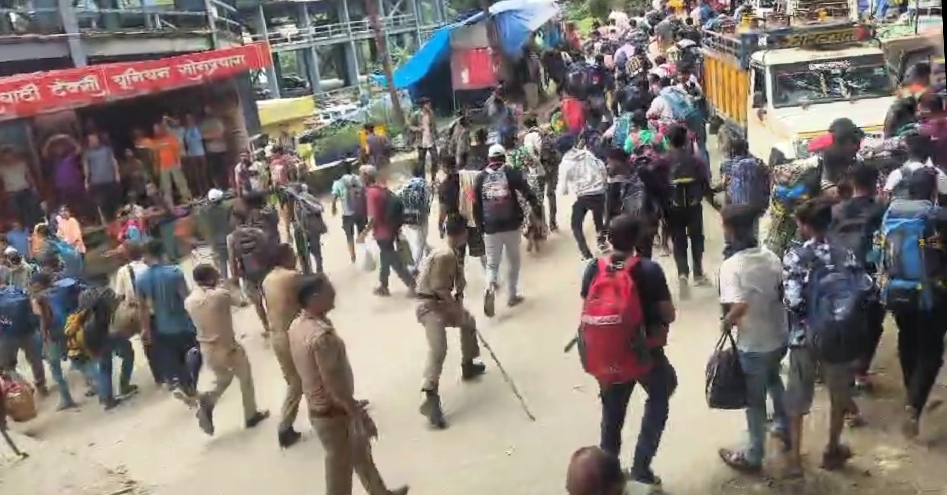 ख़ास ख़बर: केदारनाथ यात्रा बंद होने पर सोनप्रयाग में हंगामा, पुलिस ने किया लाठीचार्ज