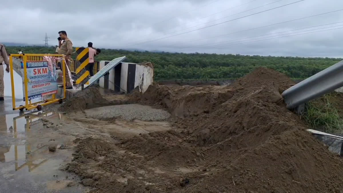 ब्रेकिंग न्यूज: गौला पुल की एप्रोच रोड धंसी, प्रशासन में हड़कंप
