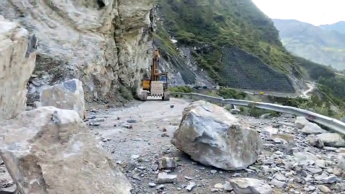 मुश्किलात:  बदरीनाथ नेशनल हाईवे भूस्खलन से बंद