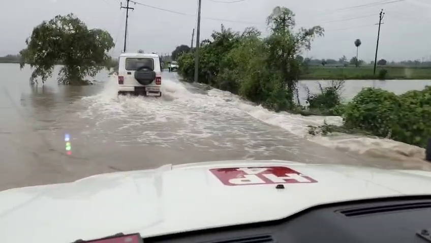 अतिवृष्टि: हरिद्वार में फैक्ट्री में घुसा बाढ़ का पानी, मजदूरों को किया रेस्क्यू