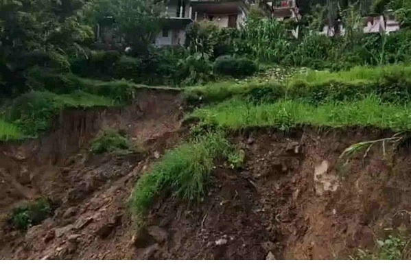 दहशत: गांव के नीचे बढ़ा भूस्खलन का खतरा, 17 प्रभावित परिवारों को तिरपालें वितरित