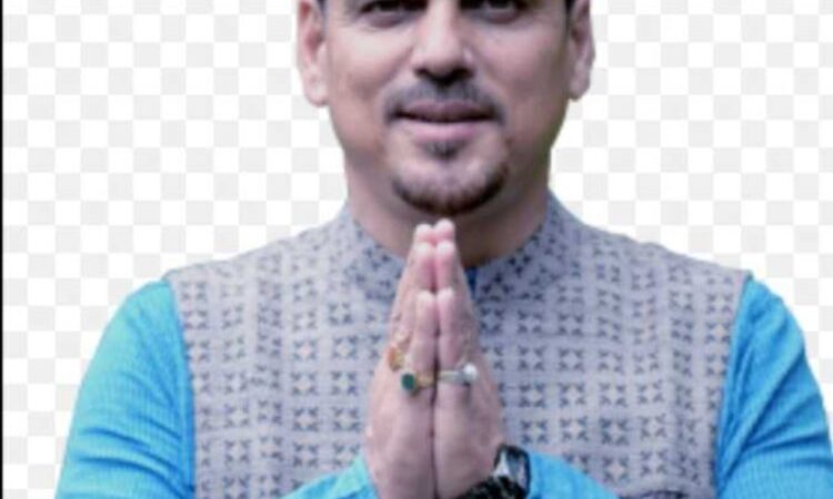 विवाद: कांग्रेस प्रत्याशी के पति पर गैर-जमानती वारंट, होटल पर पुलिस की छापेमारी