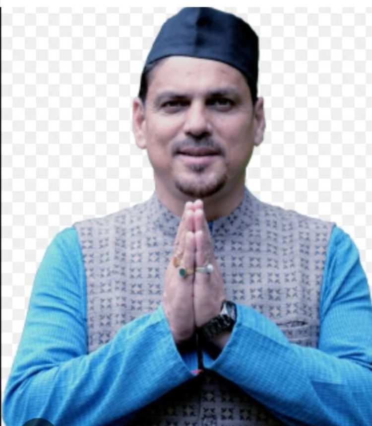 विवाद: कांग्रेस प्रत्याशी के पति पर गैर-जमानती वारंट, होटल पर पुलिस की छापेमारी