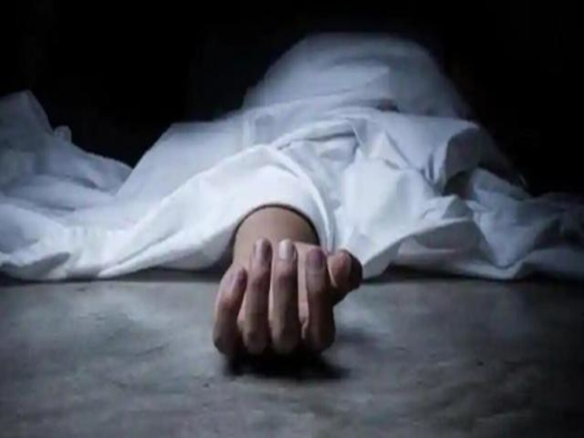 सनसनी : सड़क किनारे पड़ा मिला अज्ञात व्यक्ति का शव, शिनाख्त के लिए रखा मोर्चरी में