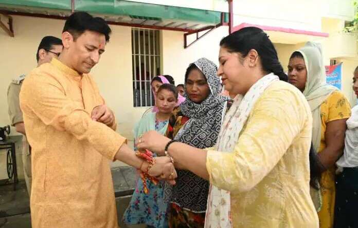 अलग अंदाज़: कुमाऊं कमिश्नर दीपक रावत ने जेल में  महिला बंदियों संग मनाया रक्षाबंधन
