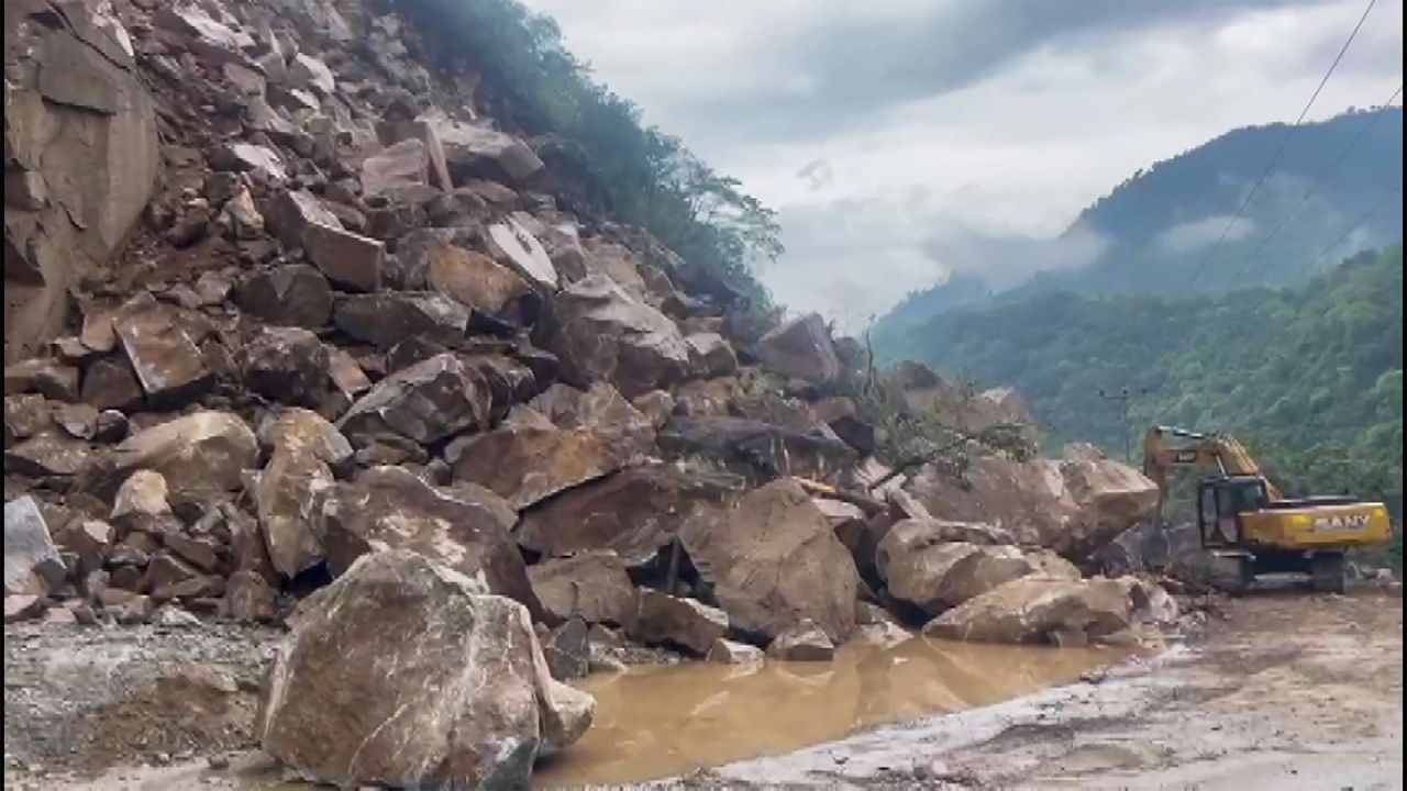 आफ़त: लगातार हो रही बारिश से 13 सड़कों पर यातयात प्रभावित, लोगों की मुश्किलें बढ़ीं   
