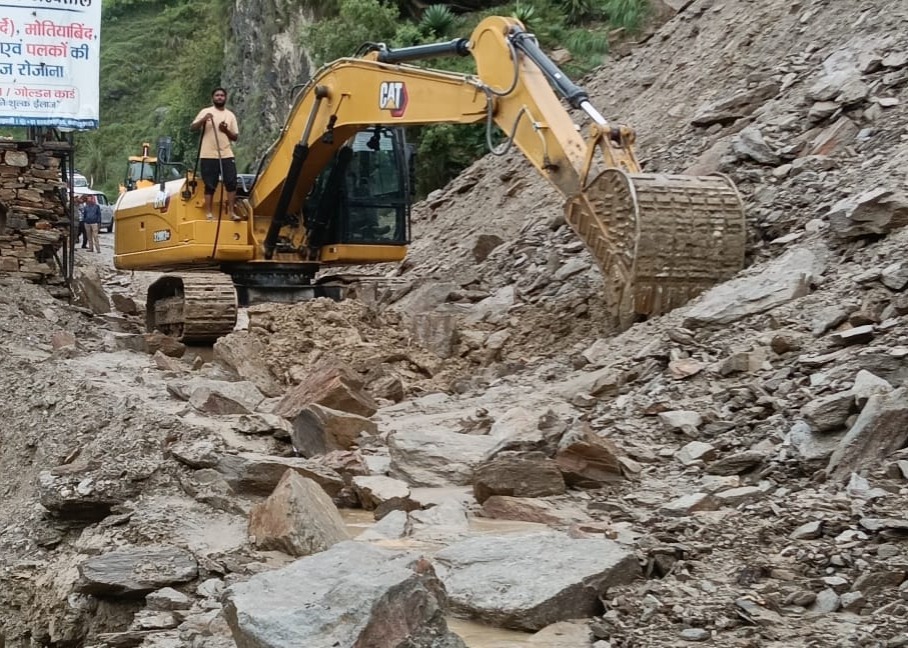 मुश्किलात: भारी बारिश से जनजीवन प्रभावित, जिले में कई मार्ग भूस्खलन के चलते अवरुद्ध