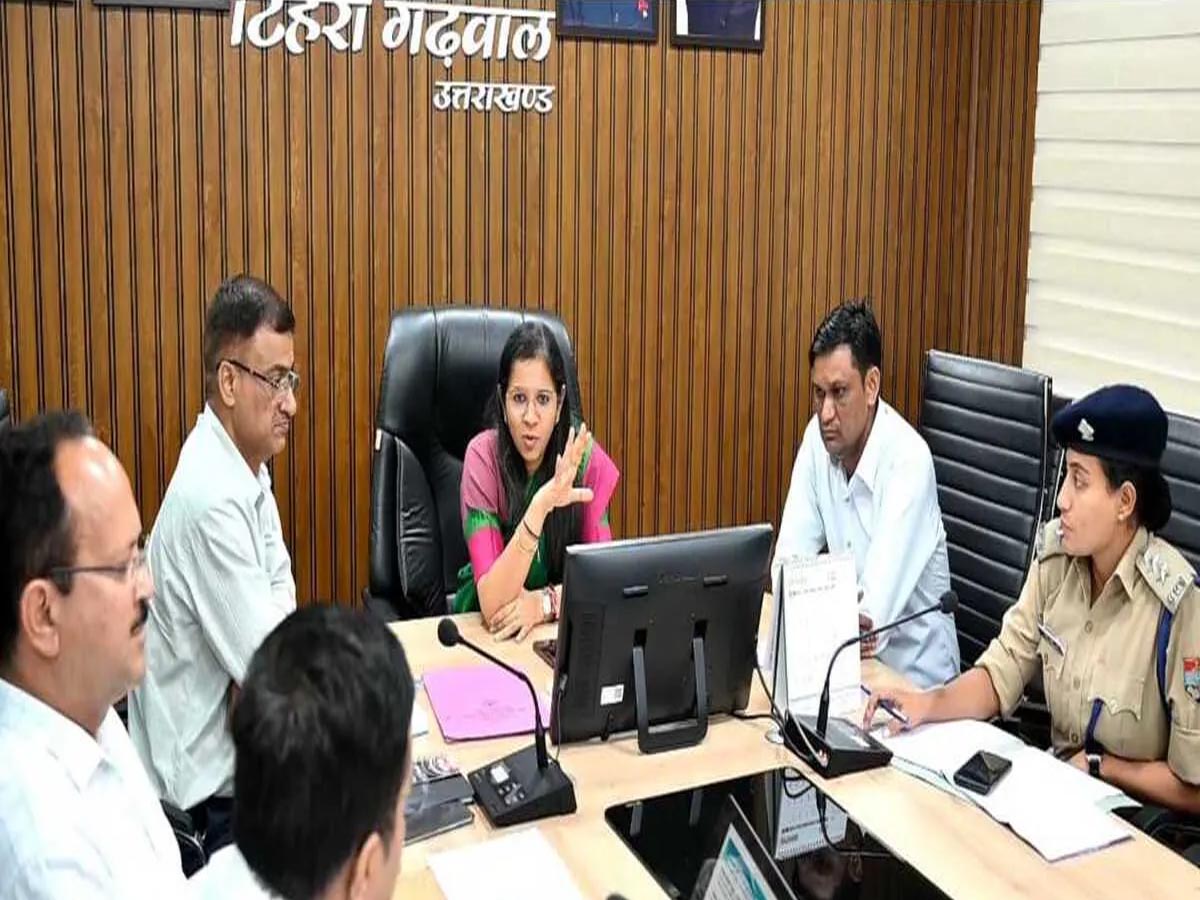 समीक्षा: सड़कों को 15 अक्तूबर तक ठीक करें इंजीनियर, सड़क सुरक्षा समिति की बैठक में डीएम  के निर्देश