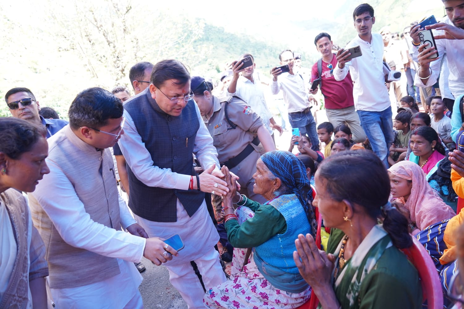 रूबरू: बागेश्वर  के आपदा प्रभावित क्षेत्र पौंसरी में पहुंचे सीएम धामी, ग्रामीणों से भेंट कर जाना उनका हालचाल