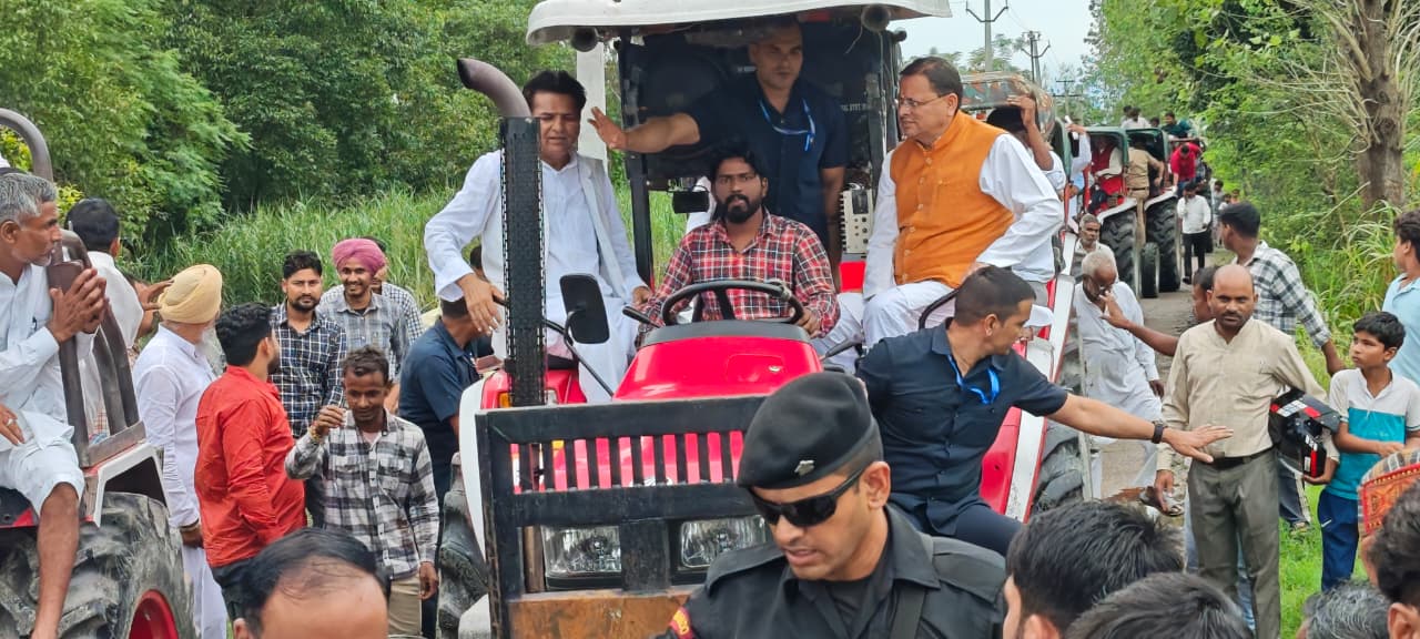 आपदा का दौर: सीएम धामी ने दिखाया ज़ज्बा, भारी बारिश के बीच ट्रैक्टर से पहुँचे प्रभावित क्षेत्रों में