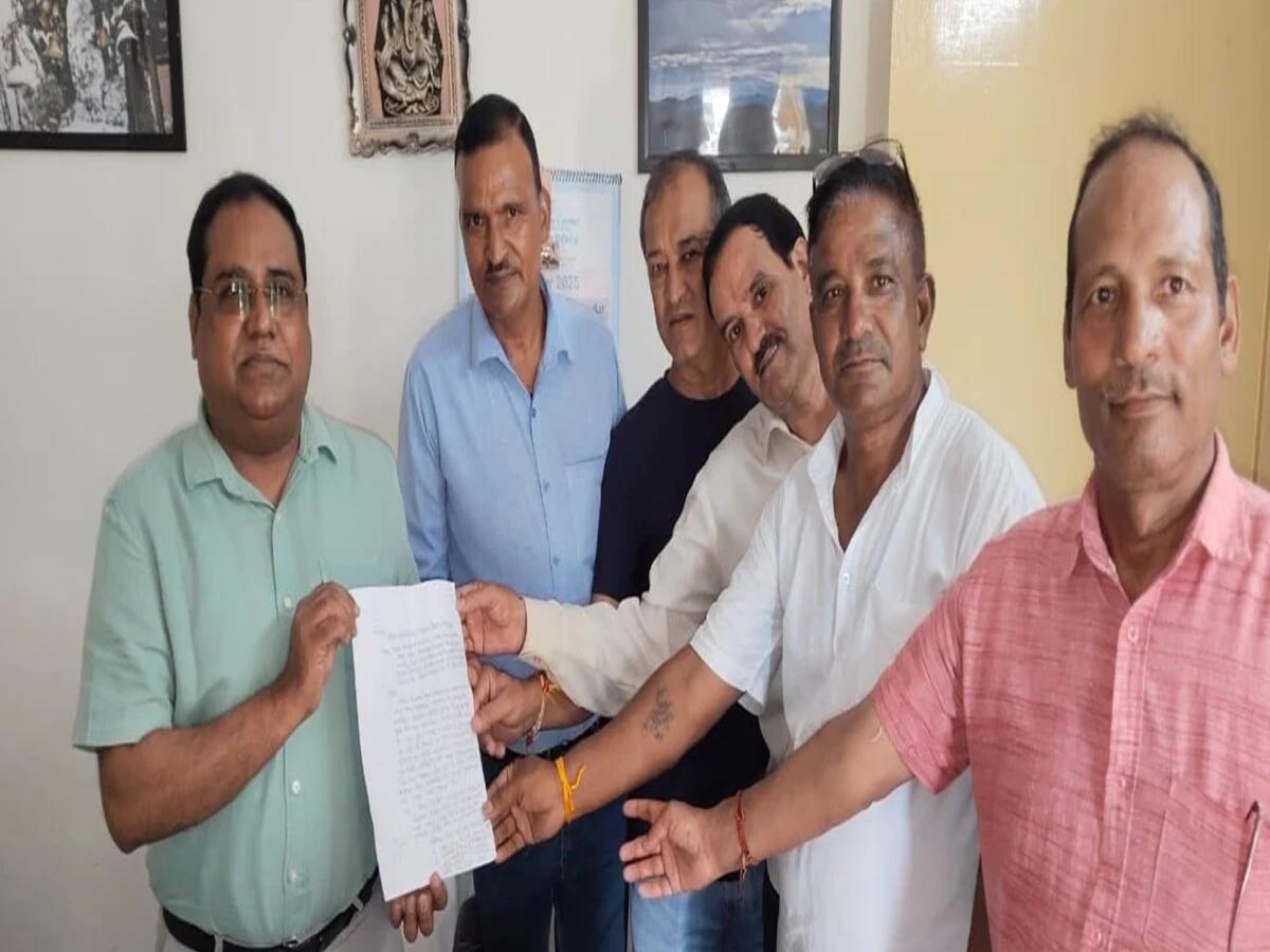 आवाज़: चरागाह की भूमि को बाहरी लोगों को बेचने का विरोध, एसडीएम को सौंपा ज्ञापन 