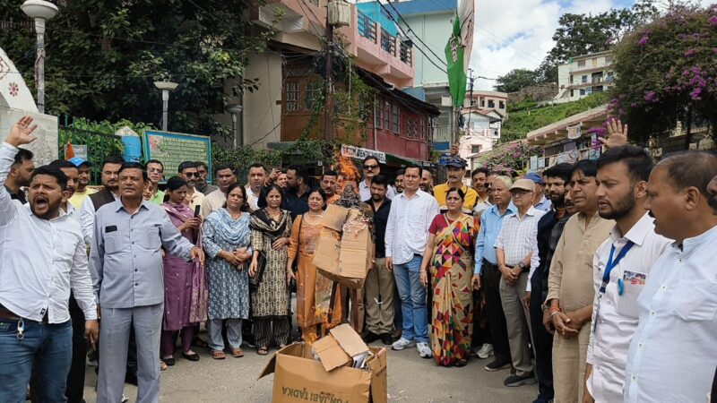 आक्रोश: केंद्रीय मंत्री के बयान पर कांग्रेस भड़के कांग्रेस कार्यकर्ता, किया विरोध प्रदर्शन