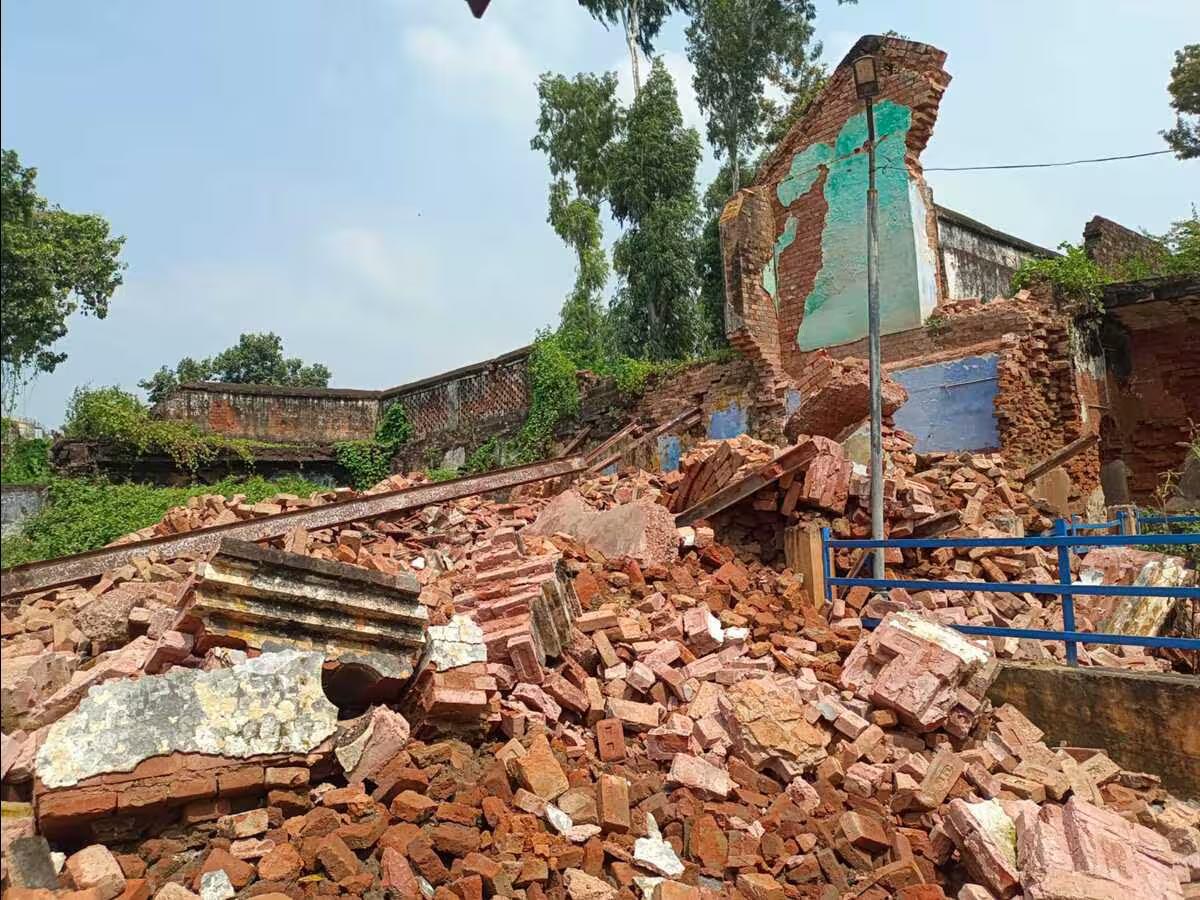 दुर्दशा: राजकीय आयुर्वेदिक अस्पताल के जर्जर भवन का एक हिस्सा भर भराकर गिरा  