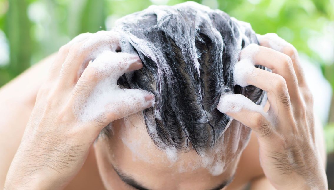 हैल्थ टिप्स: बालों को घना और मजबूत बनाने के लिए शैंपू में होनी चाहिए ये 5 सामग्रियां